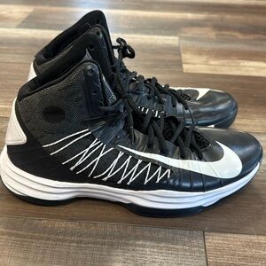 NIKE HYPERDUNK SIZE 9- MENS